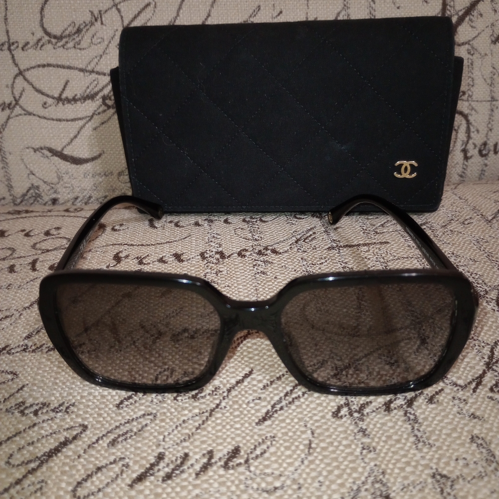 CHANEL Black Sunglasses with Quilted Case - Picture 2 of 8